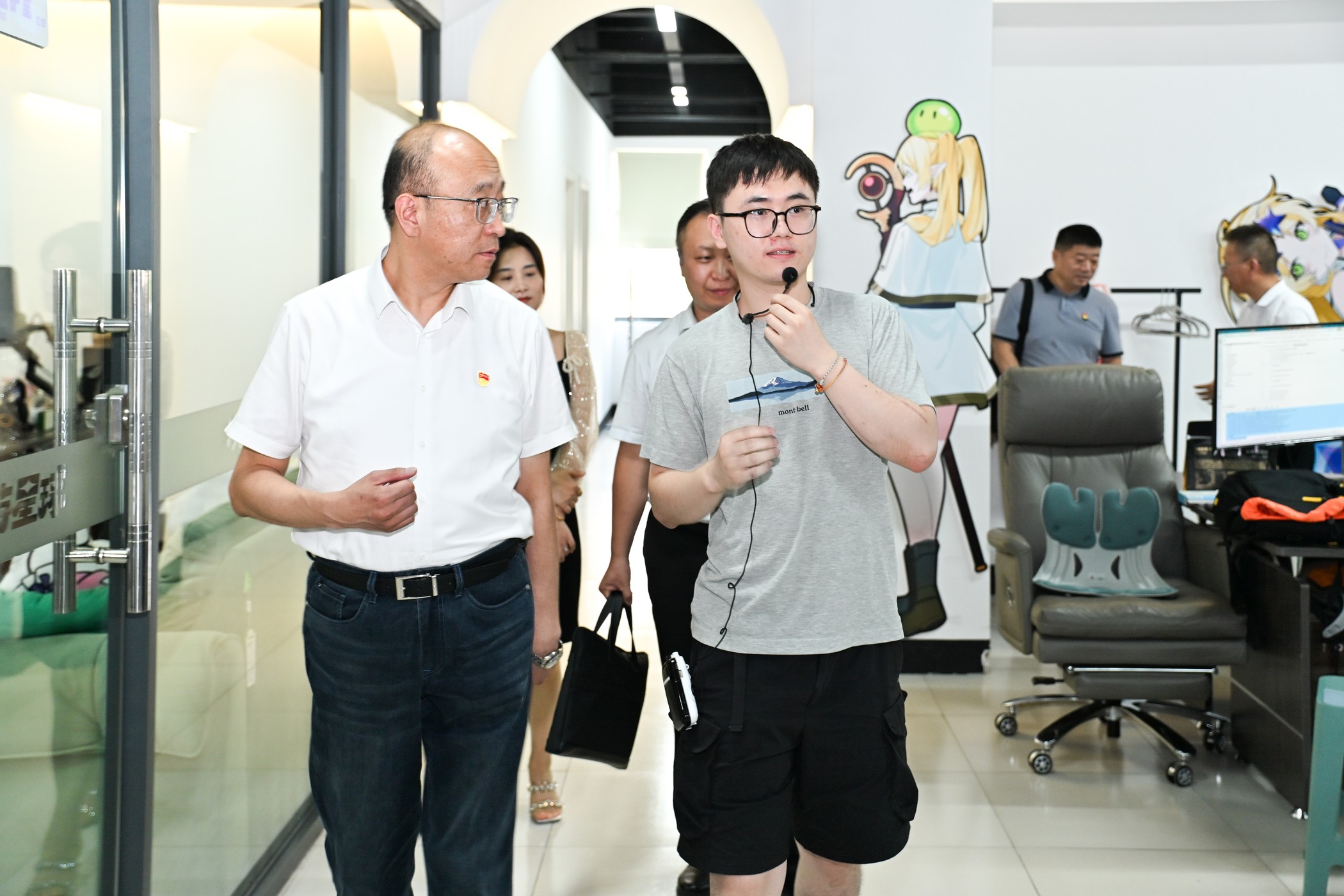 企业工作人员向调研组介绍公司运营情况。（企业供图）