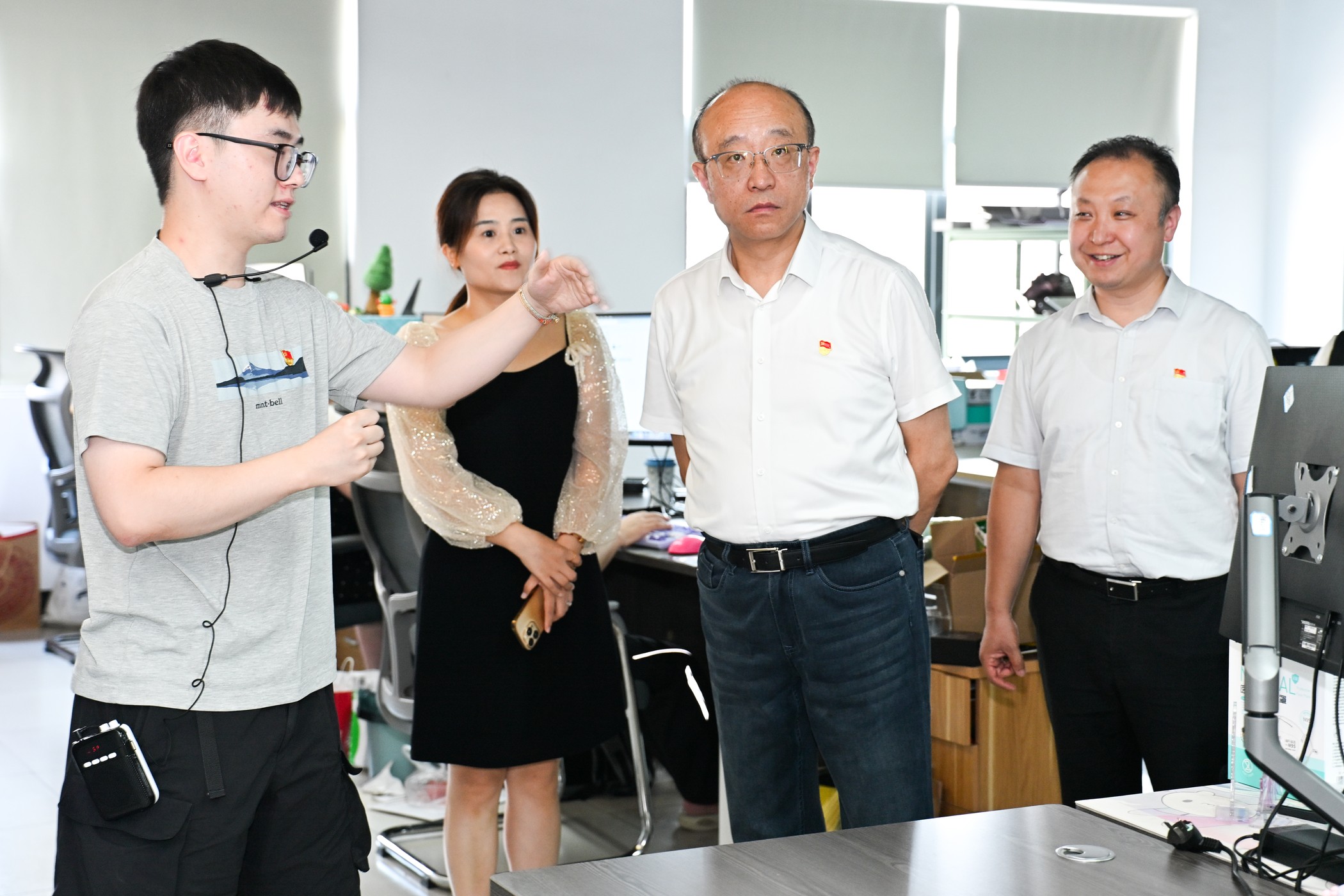 调研组在企业办公区域了解业务开展情况。（企业供图）