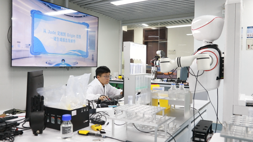 图说：研究人员演示“材智云脑MatBrain”进行科学决策，并在机器人上执行