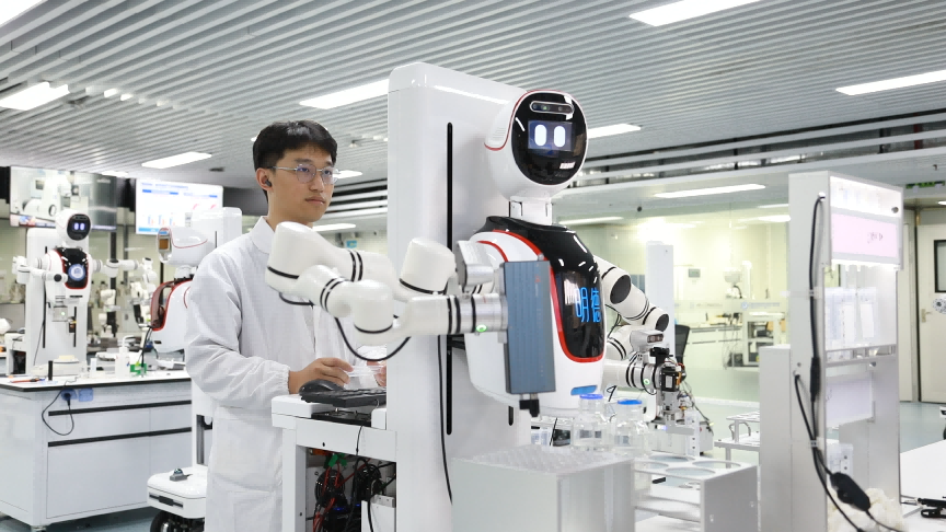图说：研究人员将MatBrain与具身智能技术相结合，构建具身智能机器人科学家（Dr. Mind）