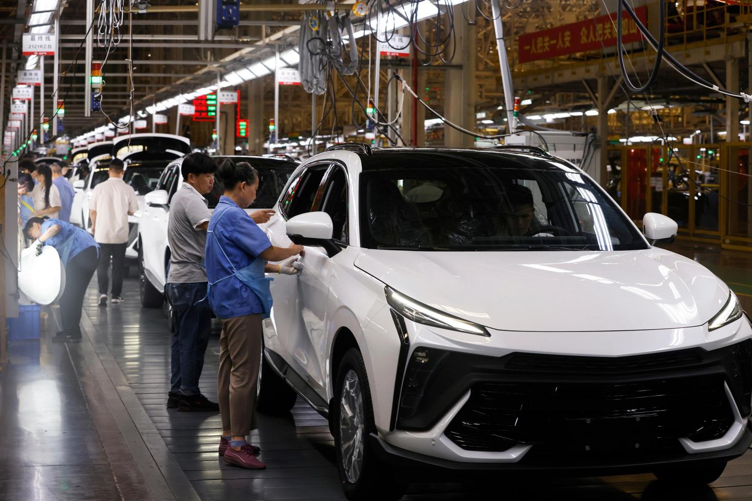 2026年6月22日，东风柳州汽车有限公司乘用车总装车间，工人在流水线上繁忙工作。    摄影：李家树18978082752