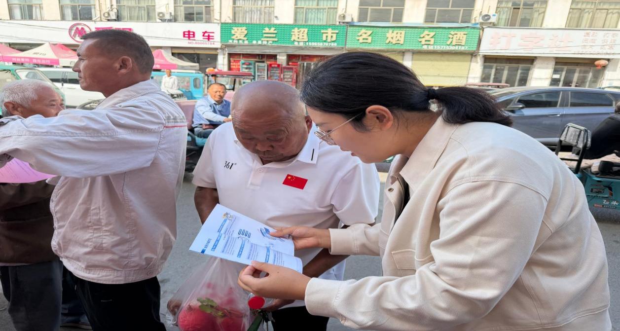 单县支局在乡镇大集开展金融知识小摊位宣传活动（2）