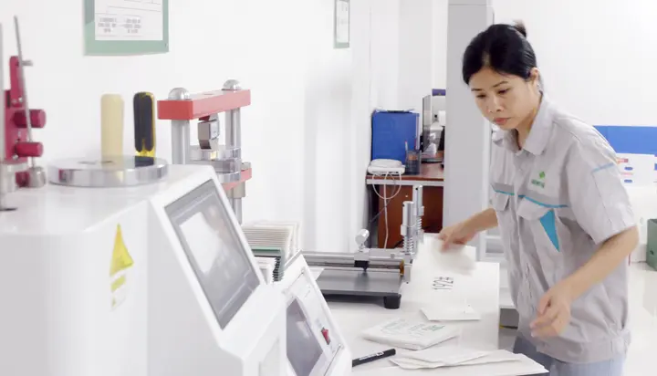 图为技术人员在检测产品性能。